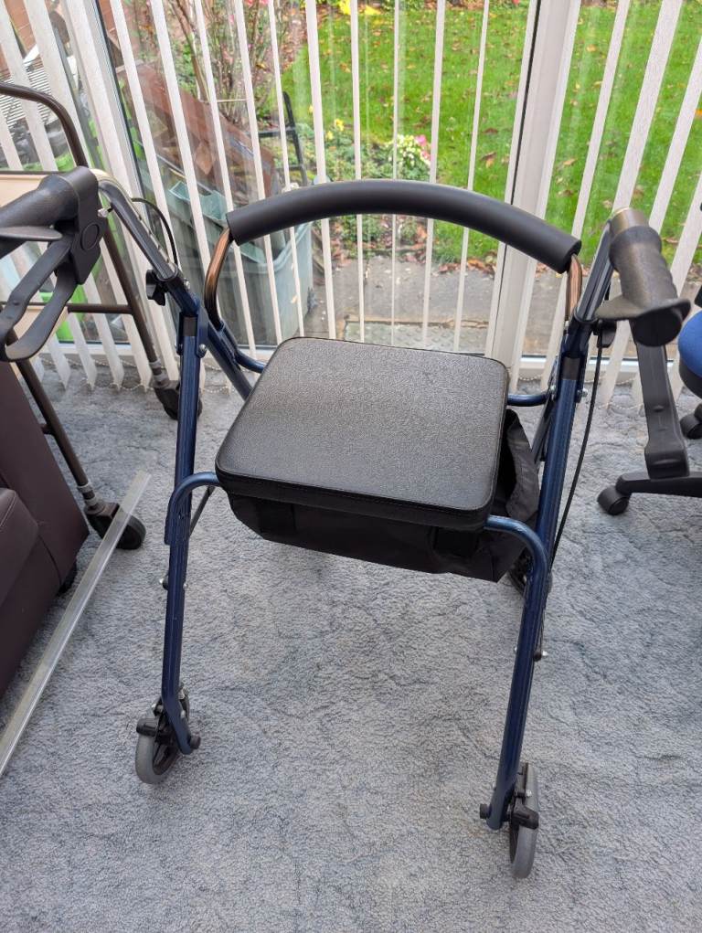 Four wheel rollator/walker