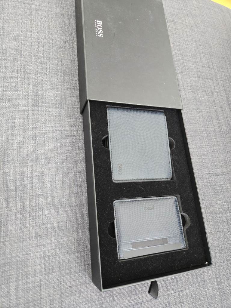 Hugo Boss mens leather wallet set new in box