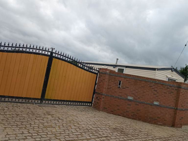 2 bedroom static for in franham bently gu10