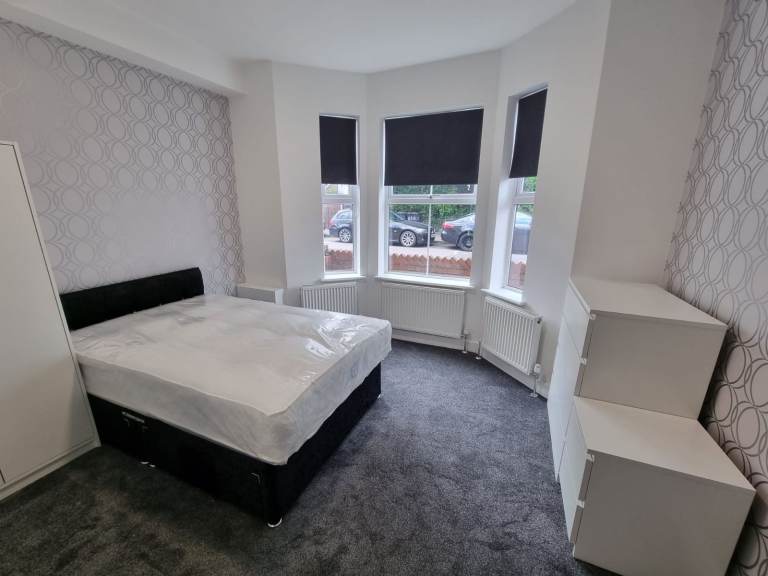 STUDIO BEDSIT IN TOWN CENTRE - AVAILABLE NOW 