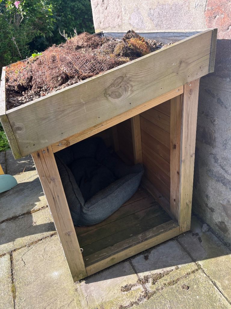 Bluum wooden log/dog/garden store/kennel with roof