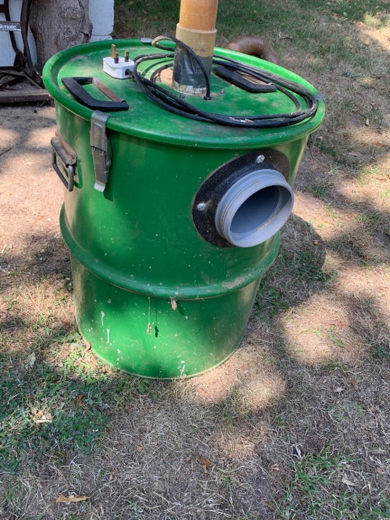 90 litre capacity dust and chip extractor