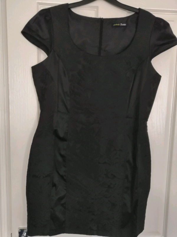 BLACK FORAL PATTERNED DRESS 