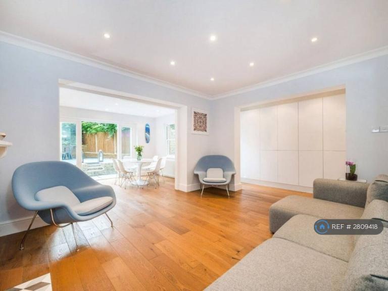 1 bedroom flat in Corinne Road, London, N19 (1 bed) (#2809418)