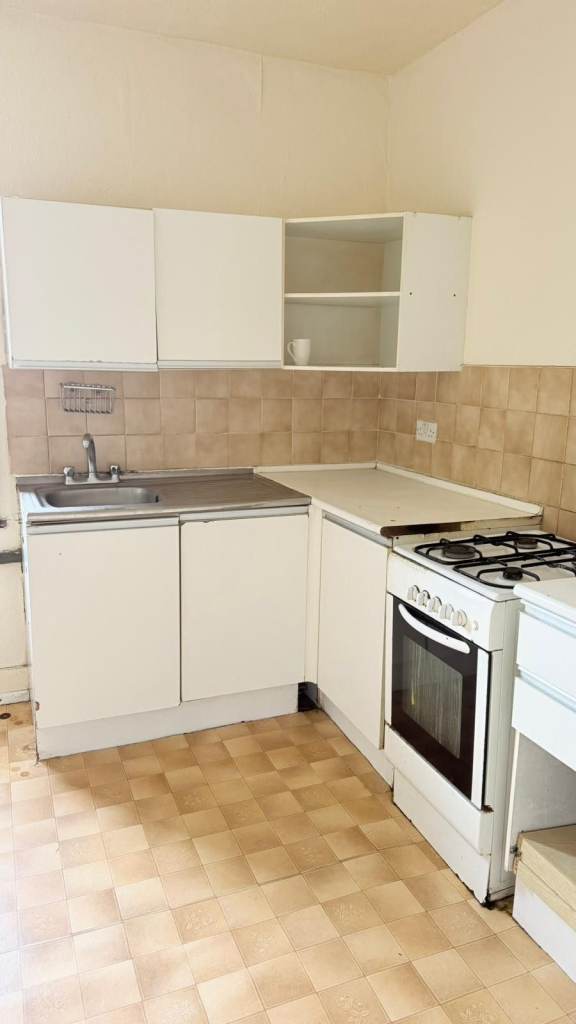 Experience modern living at its finest in this 1-bedroom flat on Wellesley Road, Ilford, IG1 4.