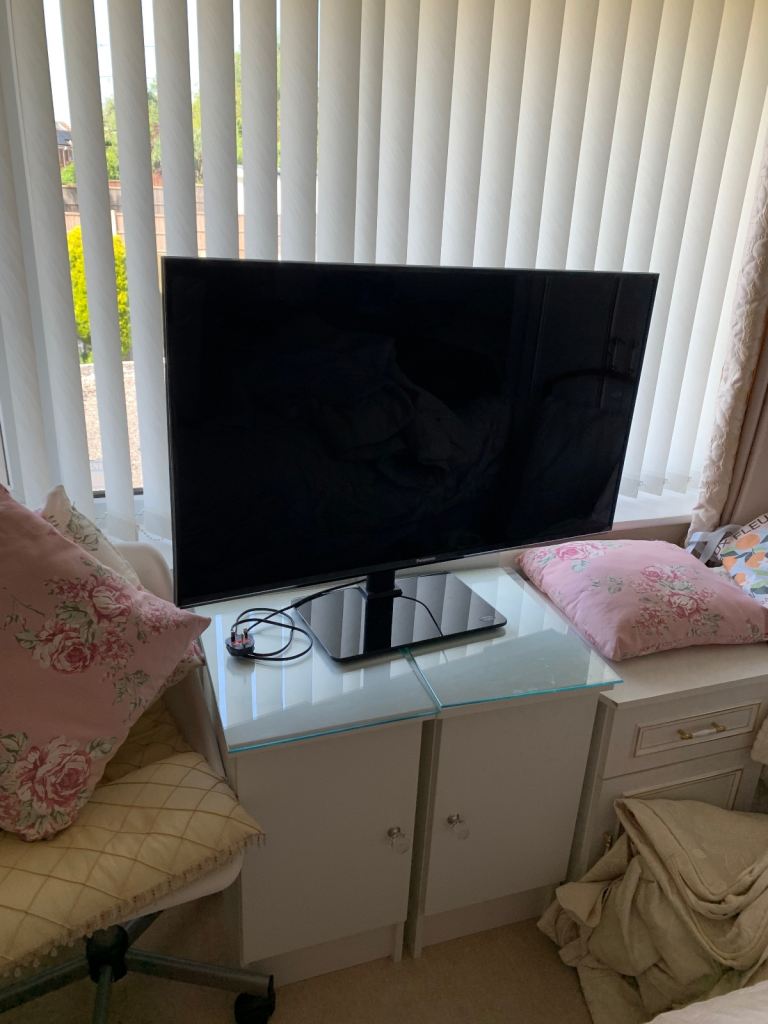 Panasonic smart tv TX40EX600B with swivel stand