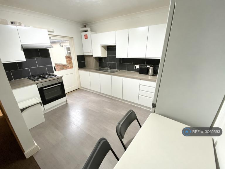 3 bedroom house in Blenheim Road, Reading, RG1 (3 bed) (#3062593)