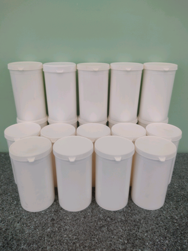 19 Useful Slim Plastic Lidded Food Containers. Only had one time use!