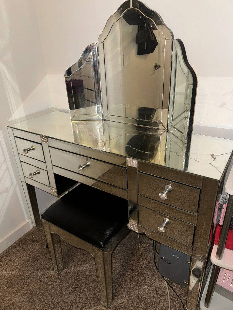 Mirrored glass vanity table 