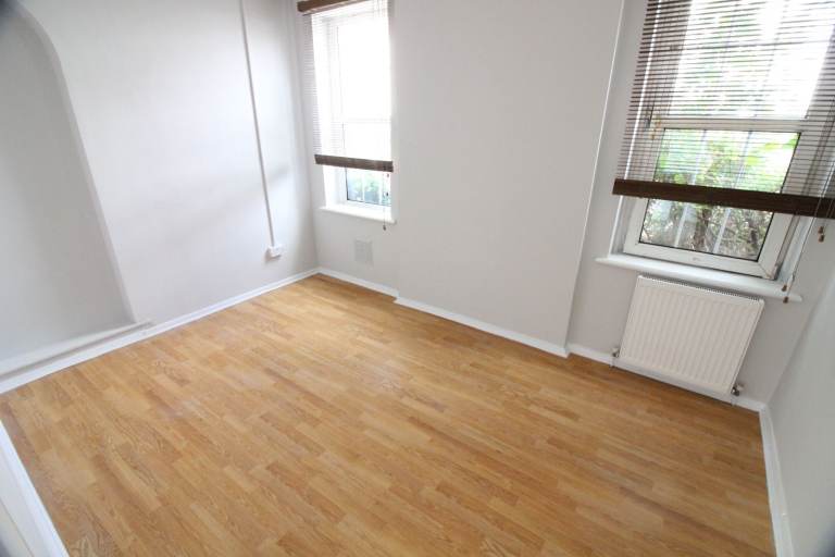 LARGE REDECORATED THREE BED GROUND FLOOR GARDEN FLAT- ISLEWORTH HOUNSLOW OSTERLEY BRENTFORD