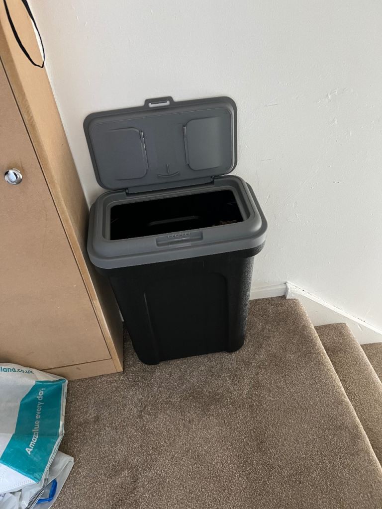 Pet storage unit