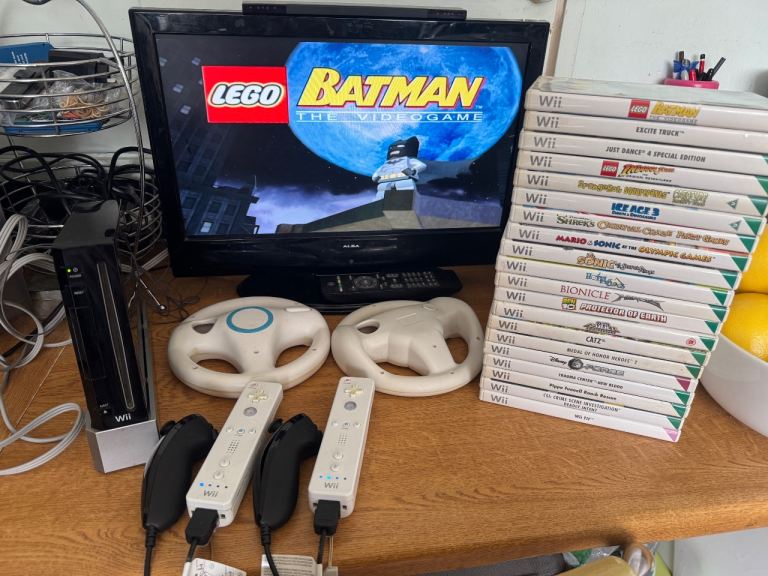 Nintendo Wii console 2 Remotes 20 games 