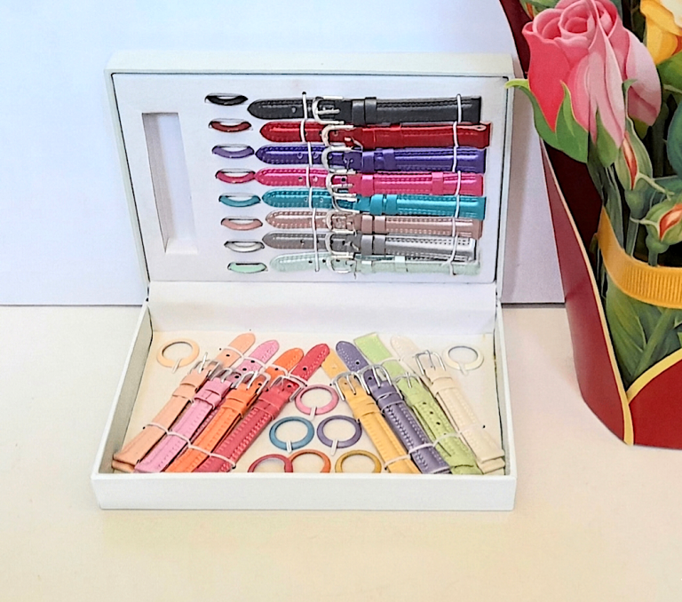 UNUSED GIFT BOX of 16 x WATCH STRAPS with matching DIAL RINGS - 18 x 12 x 4 cm