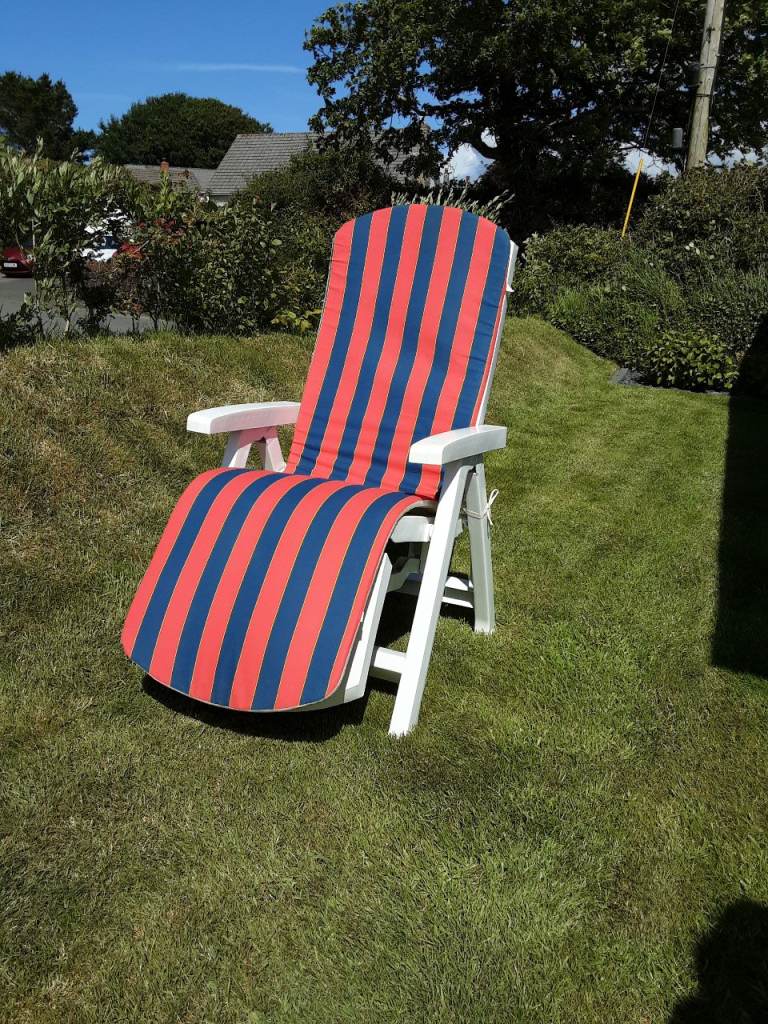 White resin reclining garden chair