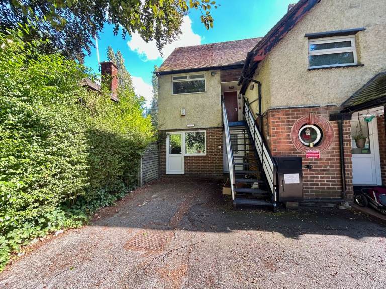 Spacious 1-Bed Flat for Rent - NG7 2EB