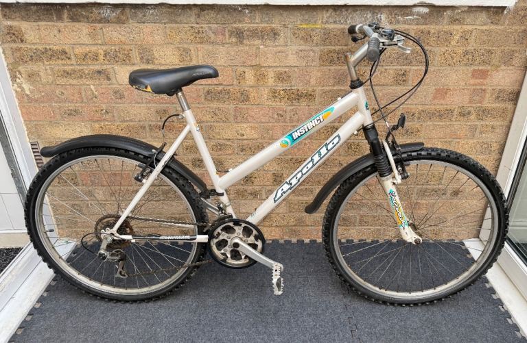 Apollo Instinct Mountain Bike 26” Wheels 19” Frame 21 Speed in White 
