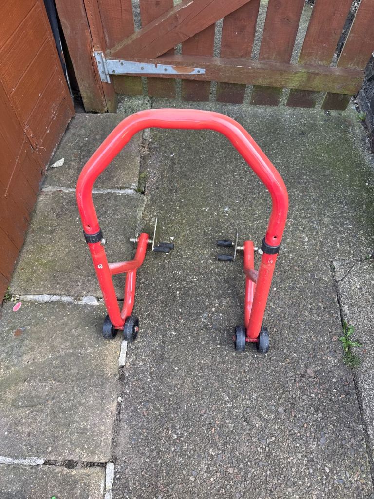 Front paddock stand