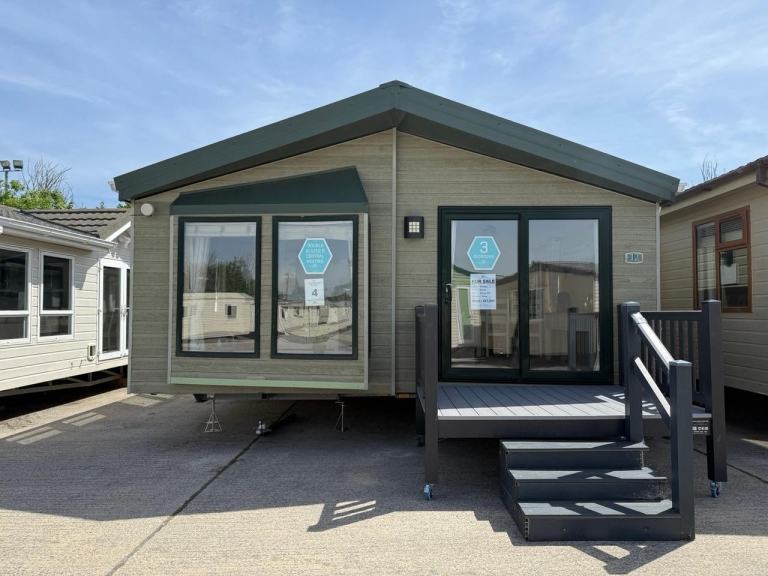 40x20ft 3 Bed Twin Lodge - DG, CH, Ensuite, New Carpet, Patio Doors - Offsite