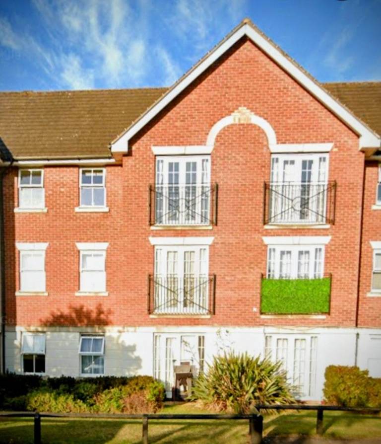 2 bed flat available now