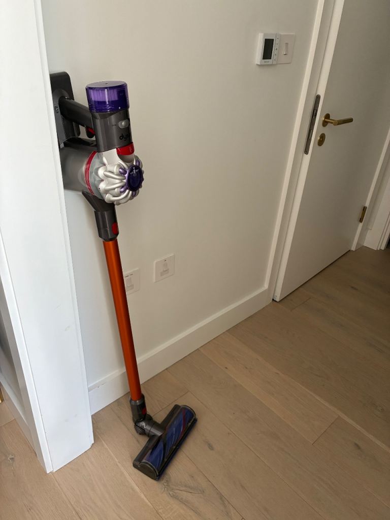 Dyson V8 Absolute Cordless Vacuum Cleaner – Good Condition