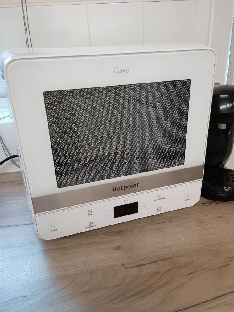 Hotpoint Curve Microwave Oven – White, Good Condition