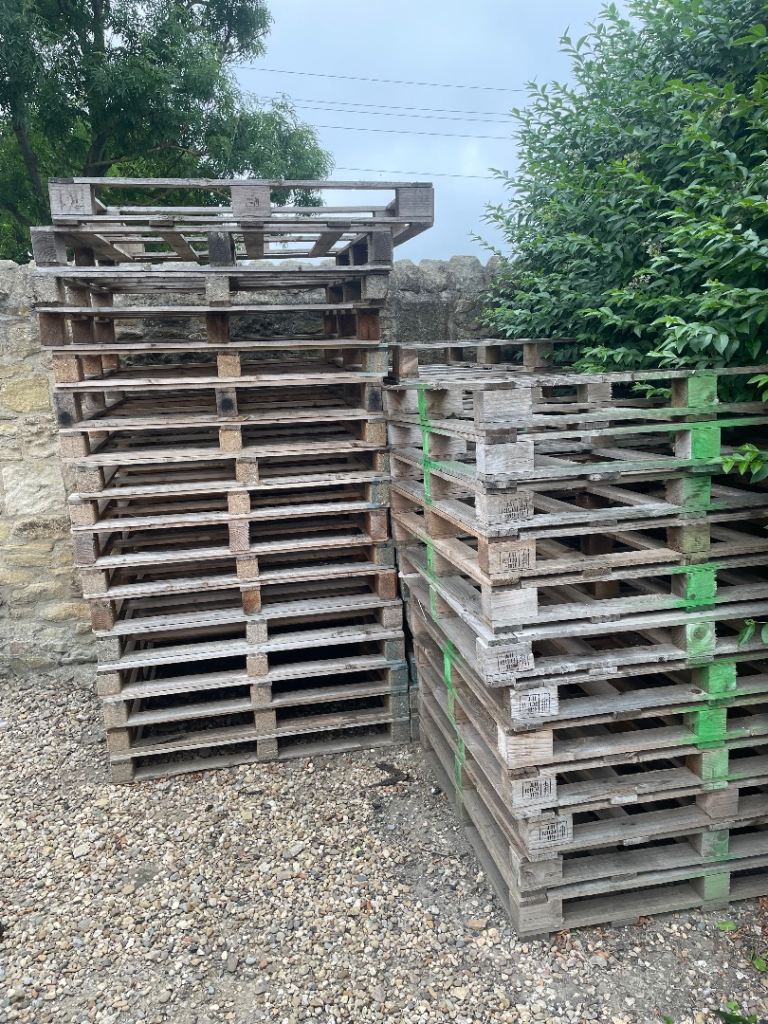 Wooden pallets £1