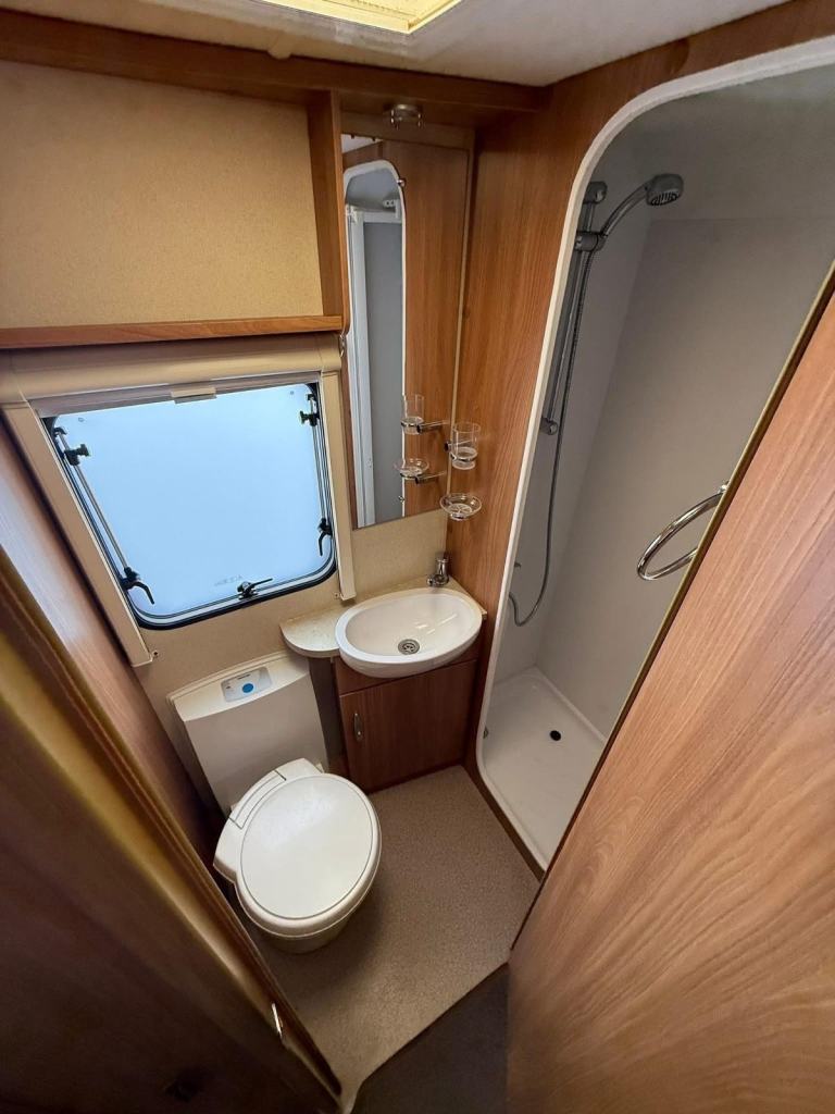 Swift Challenger Sport 686 Fixed Triple Bunk Beds