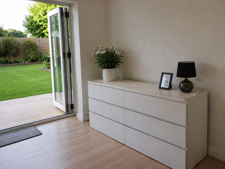 Ikea chest of drawer white in £60