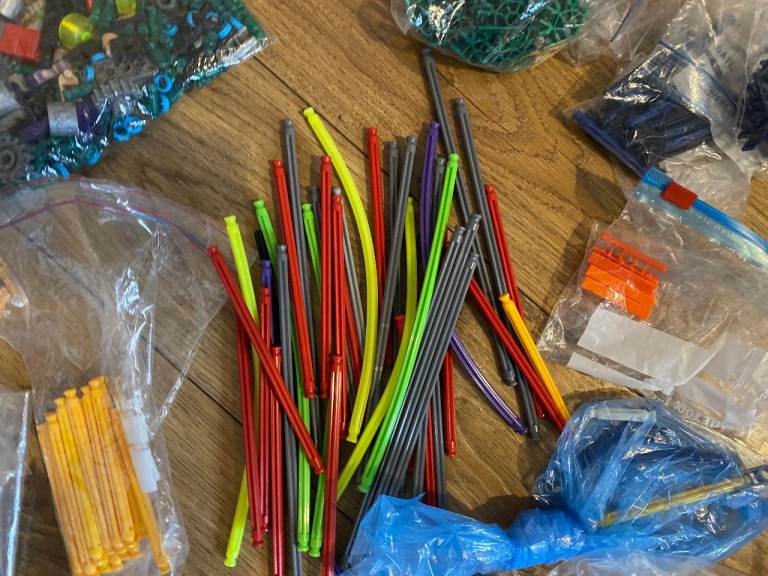 1.2 kg of K’NEX, including micro K’NEX + storage box, STEM / engineering toy