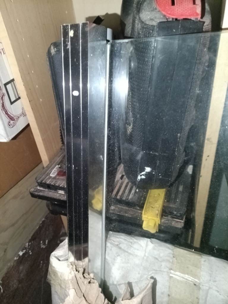 Curved shower screen