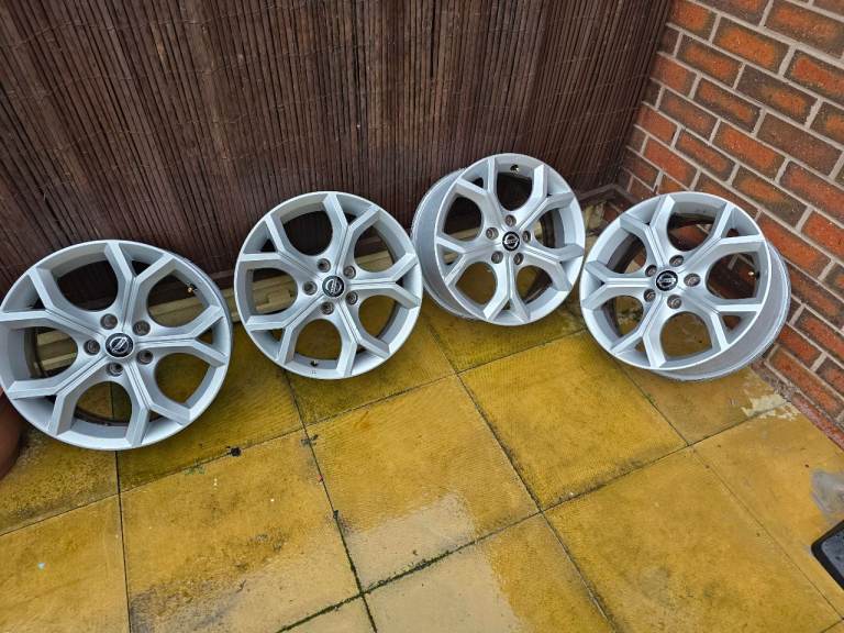 17 inch Nissan juke Alloy wheels 