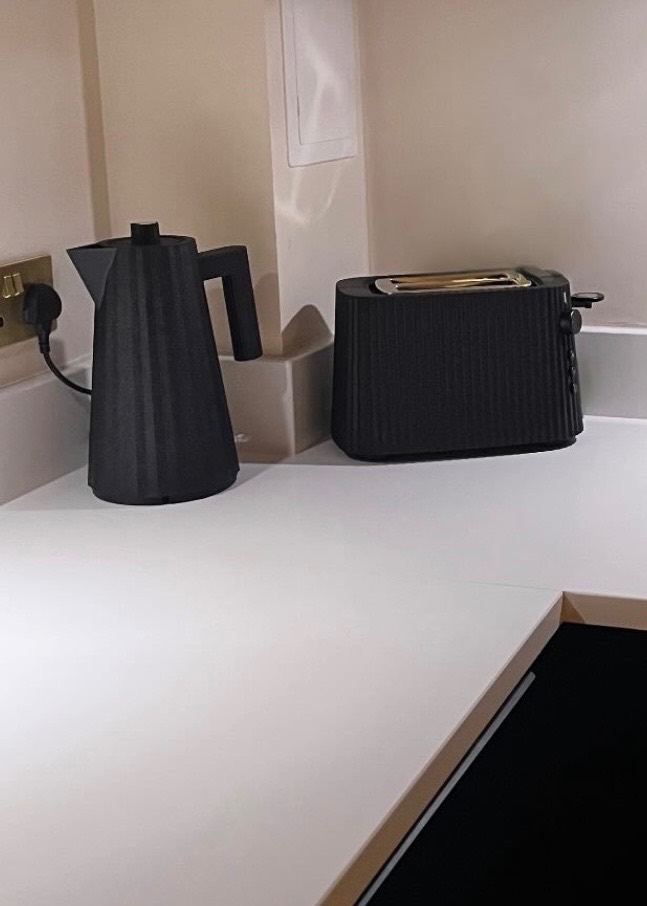 Alessi Plisse Black Kettle and 2-Slice Toaster Set – As Good As New
