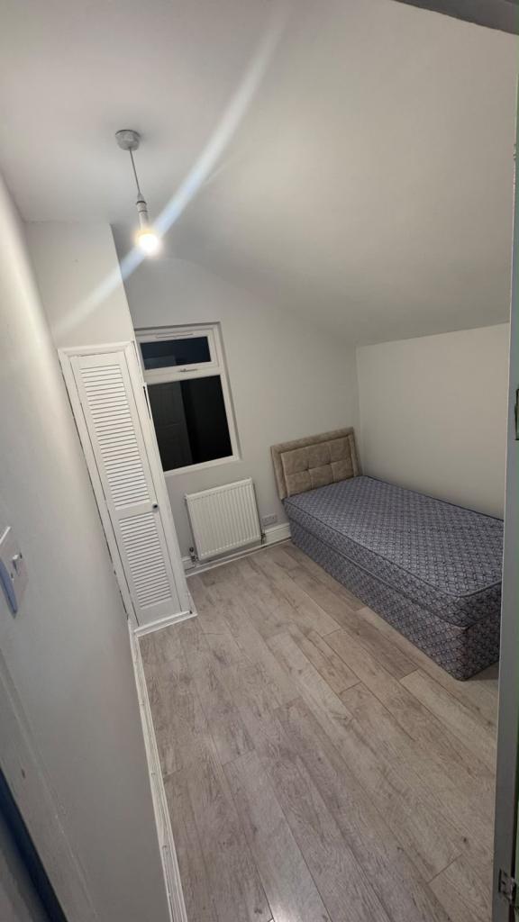 Freshly Painted Room in Immaculate Shared House – Bedford