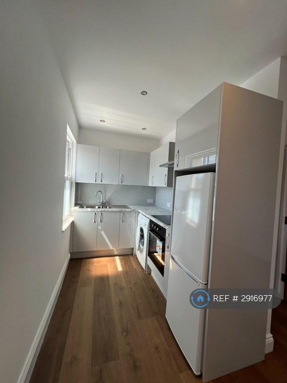 1 bedroom flat in Bastable House, Crawley, RH10 (1 bed) (#2916977)