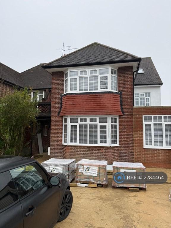 2 bedroom flat in High Road, London, N12 (2 bed) (#2784464)