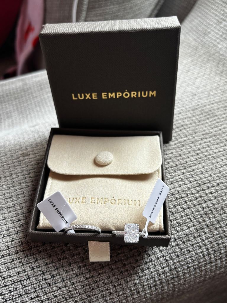 Luxe Emporium Sterling Silver Jasmine Wedding Ring Set – New