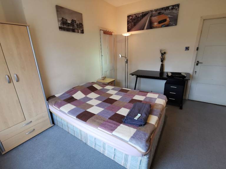 Spacious double room to rent in HU3 near Hospital bills included