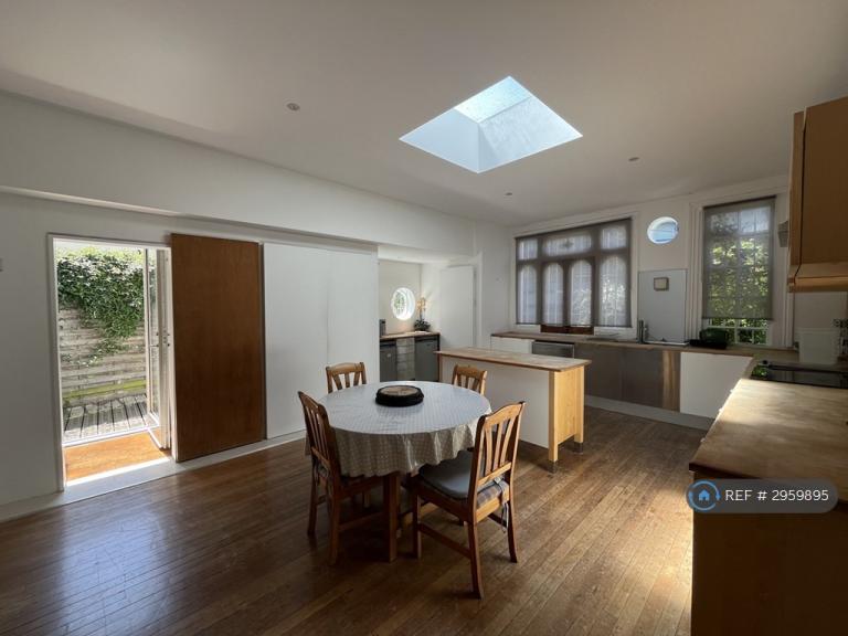 3 bedroom house in Llanover Road, London, SE18 (3 bed) (#2959895)