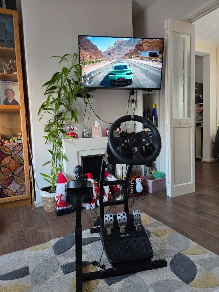 Logitech Driving Force G920- Xbox&Pc+ Shifter, Wheel Stand, Like new