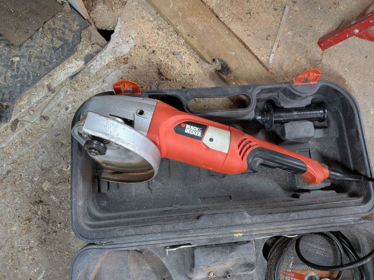 Black & Decker Angle Grinder with Case – Good Condition