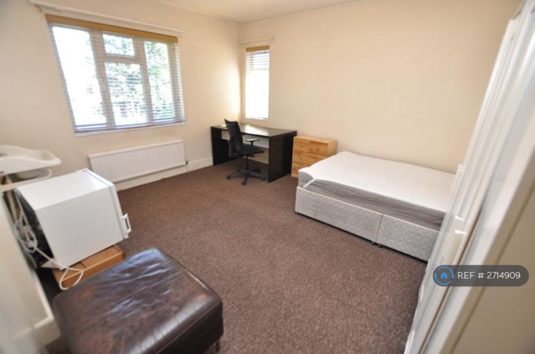 5 bedroom house in Finchley Lane, London, NW4 (5 bed) (#2714909)