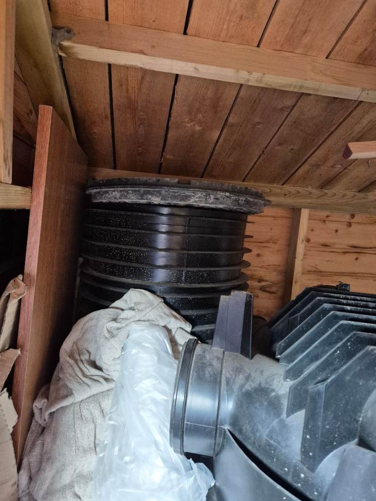 Inspection chambers with lids