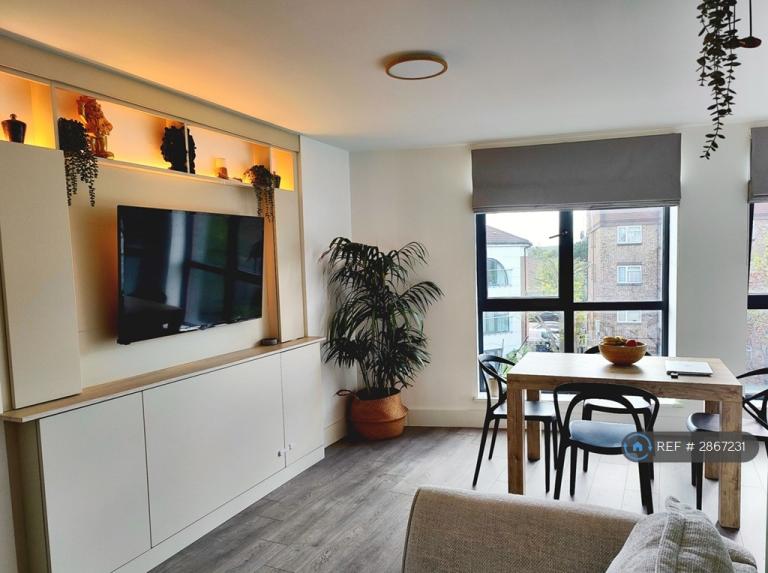 2 bedroom flat in Masons Hill, Bromley, BR2 (2 bed) (#2867231)