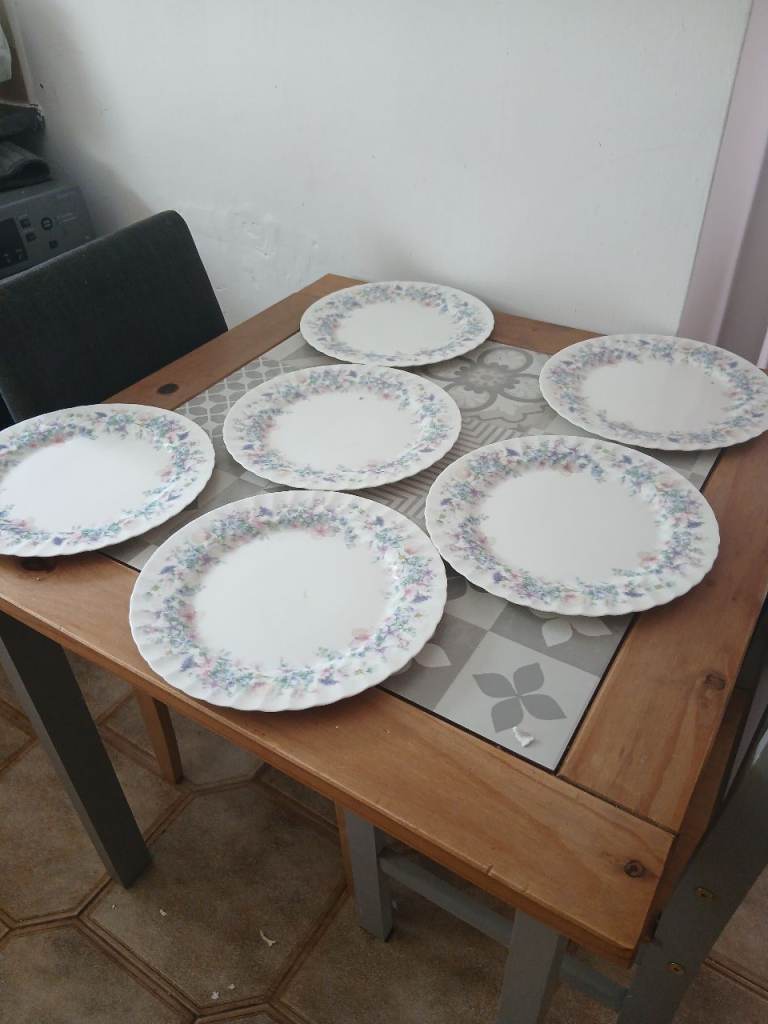 Set of 6 White Dinner Plates with Floral Pattern