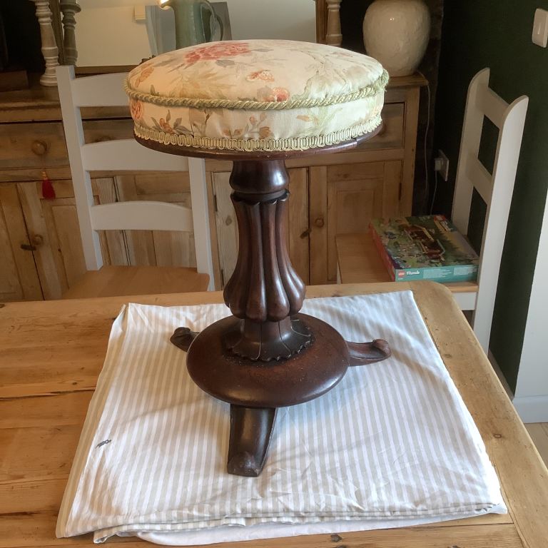 ANTIQUE VICTORIAN ADJUSTABLE ROUND TRIPOD PIANO STOOL