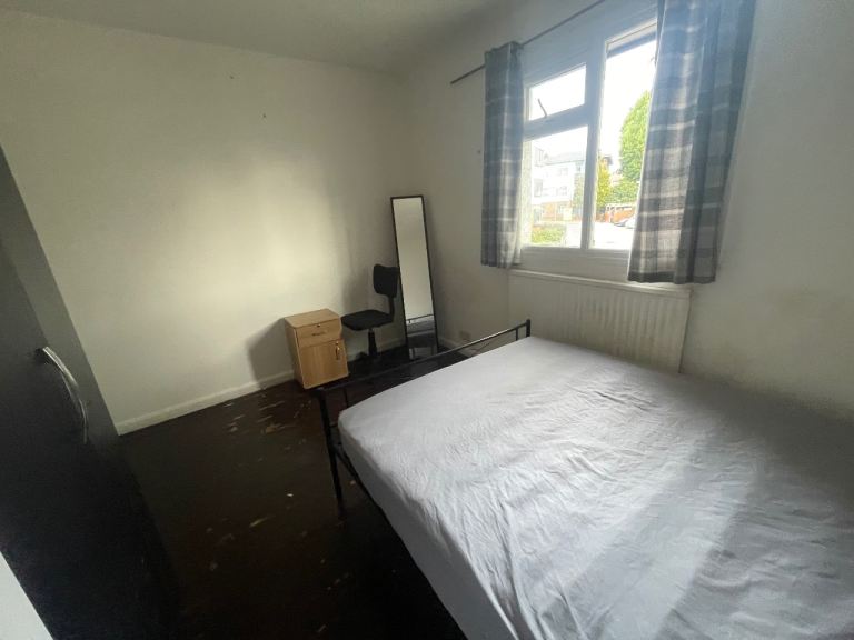 DOUBLE ROOM • N17• ALL BILLS INCLUDED • PARKING