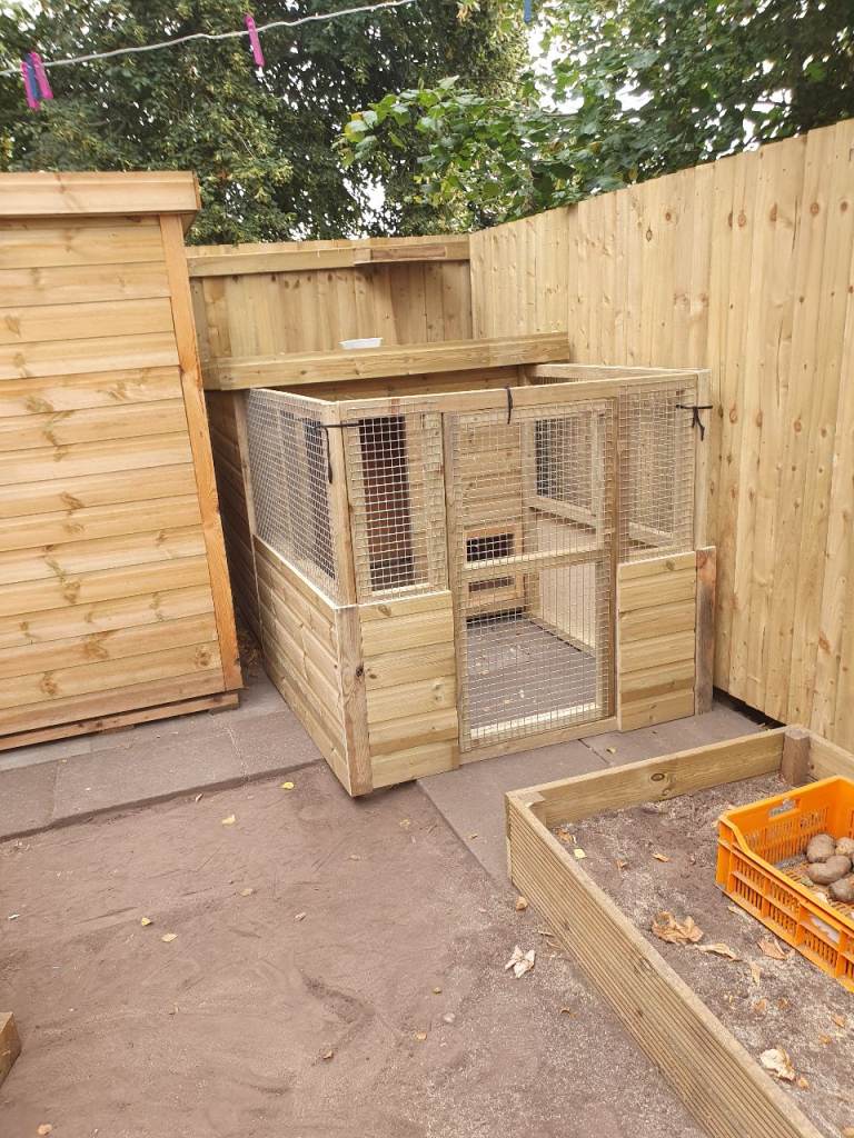 Dog shed and run ideal for chickens or small dogs