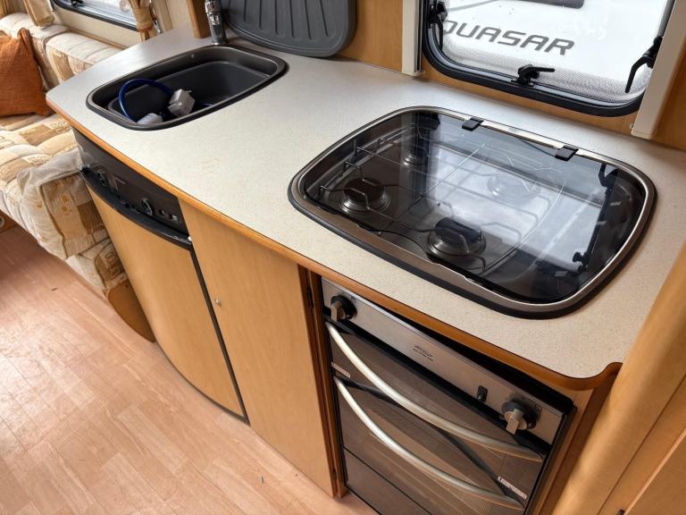  BAILEY PAGEANT BURGUNDY -FIXED BED CARAVAN WITH CORNER WASHROOM & MOTORMOVER