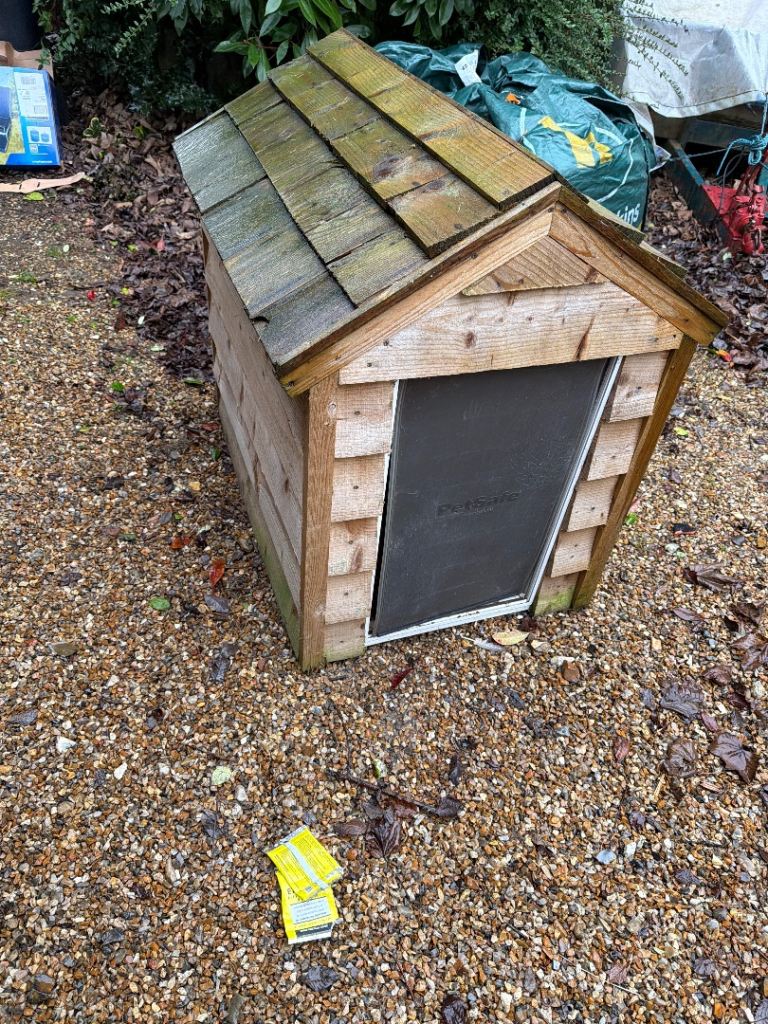 Small dog house/kennel