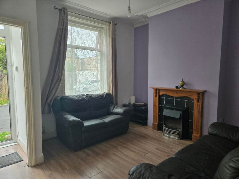 3 bedroom house to let in bd4 east bowling 